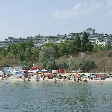 Private In Emerald Beach & 5*
