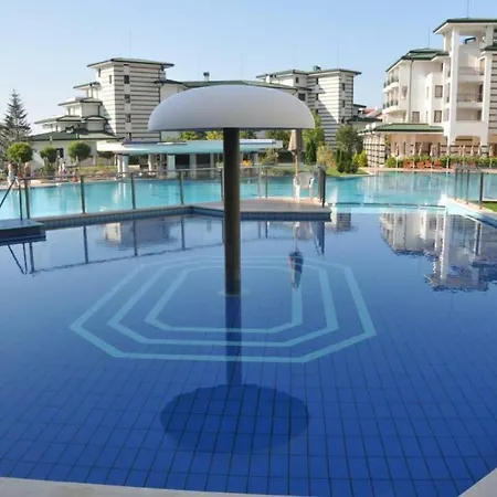 Private In Emerald Beach & 5*