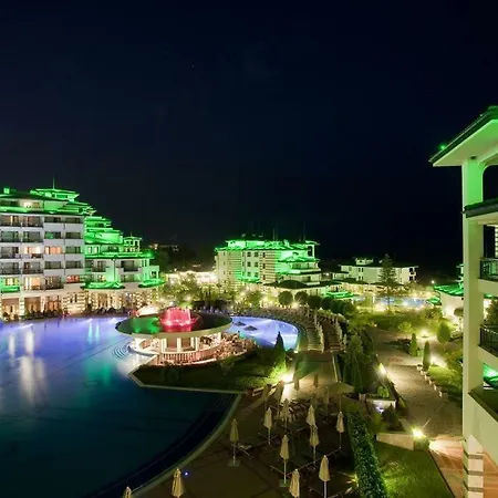 Private In Emerald Beach & 5* Apartment