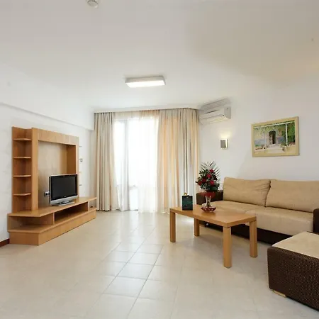 Private In Emerald Beach & 5*